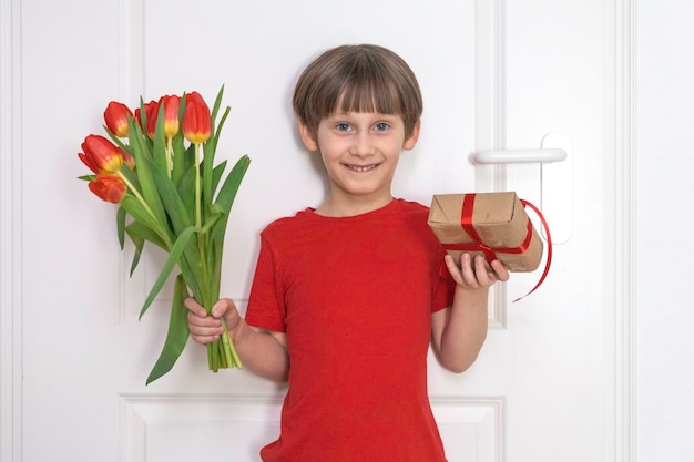 Photo portrait of young woman holding plant