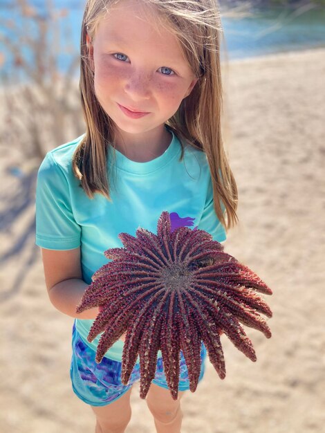 Photo portrait of young woman holding plant