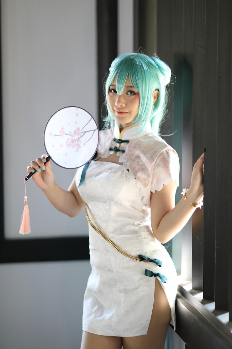 Photo 壁に立つサングラスをかぶった若い女性の肖像画