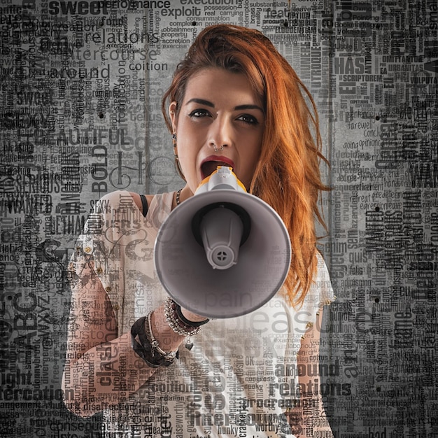 Photo portrait of young woman holding text