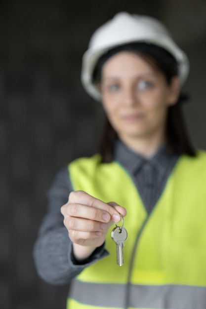 Foto ritratto di una giovane donna con un termometro in mano