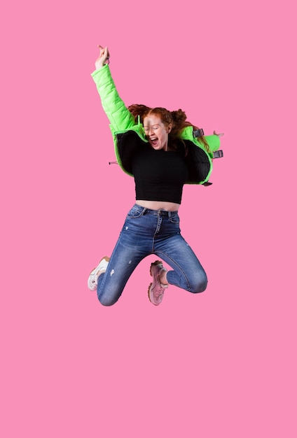 Photo portrait young woman jumping