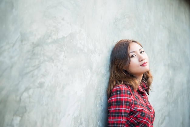 벽에 기대어 있는 젊은 여성의 초상화