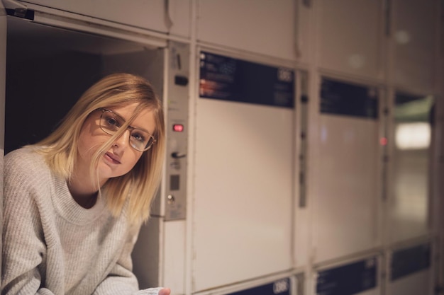 Photo portrait of young woman in locker