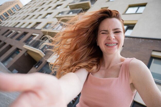 Photo portrait of young woman looking away against building