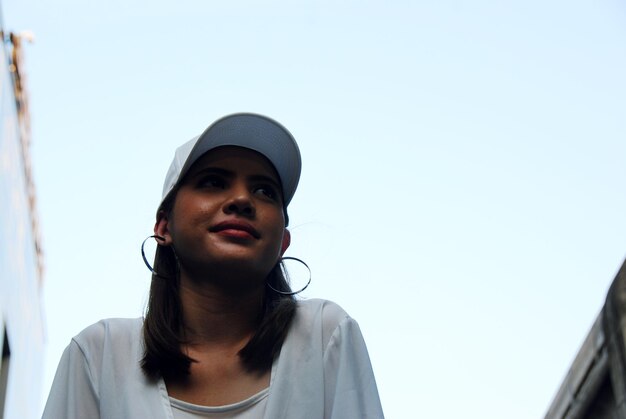 Photo portrait of young woman looking away against clear sky