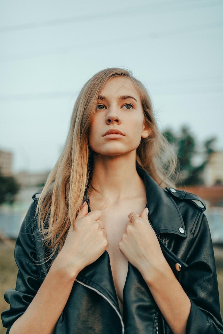 Фотография портрет молодой женщины, отворачивающейся от неба.