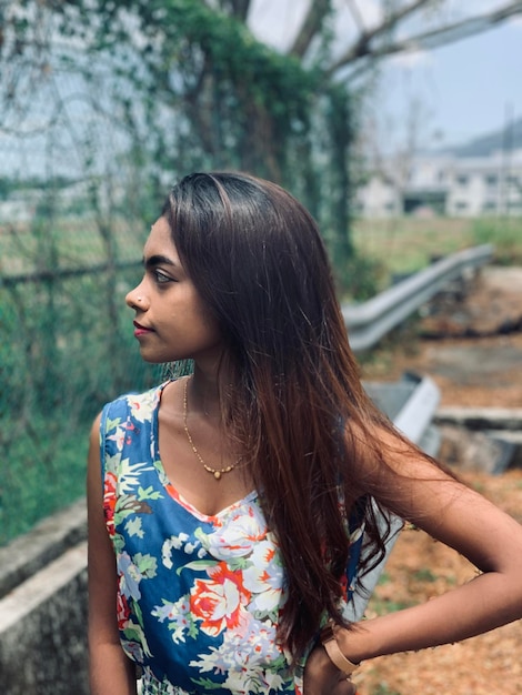 Photo portrait of young woman looking away outdoors