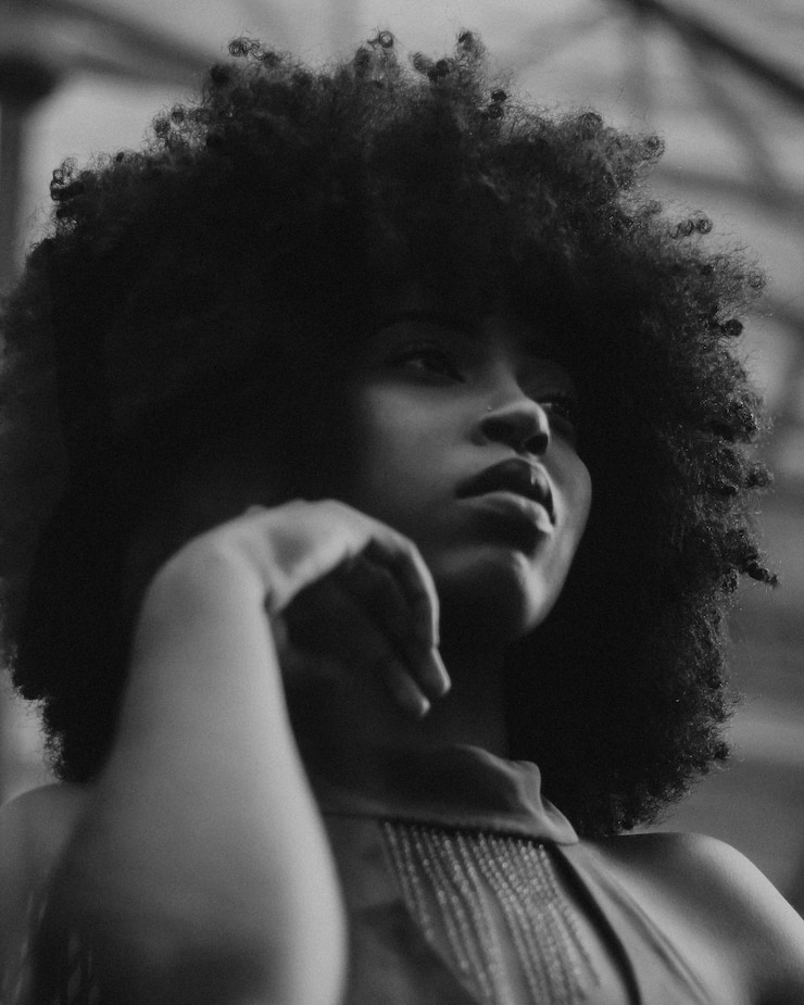 Photo portrait of young woman looking away outdoors