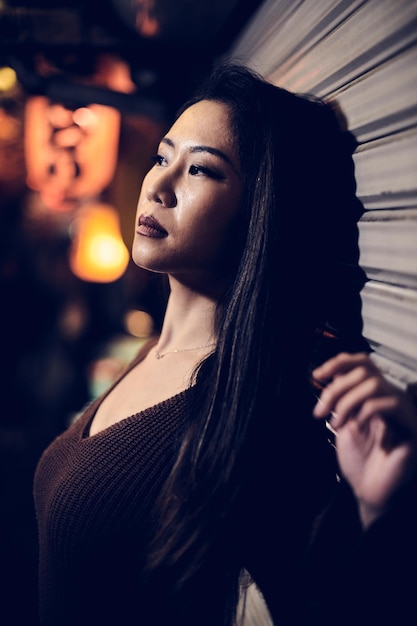 Photo portrait of young woman looking away in tokyo