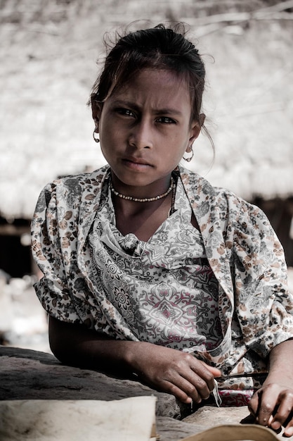 Photo portrait of young woman looking away while sitting outdoors