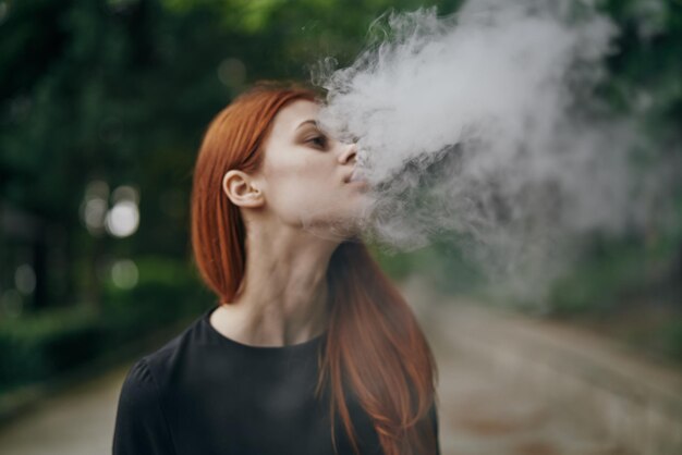 Photo portrait of young woman looking away