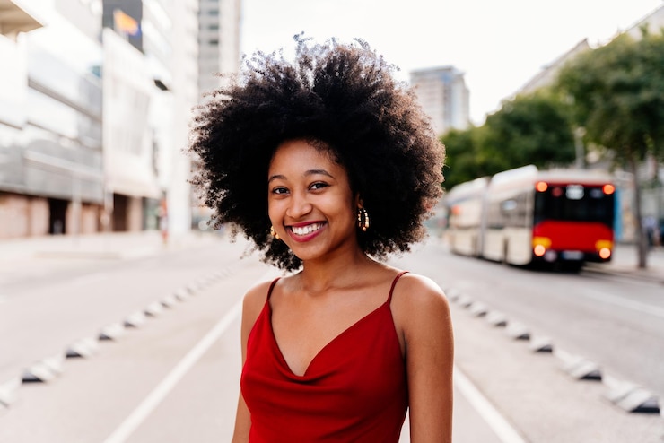 Photo portrait of young woman looking away