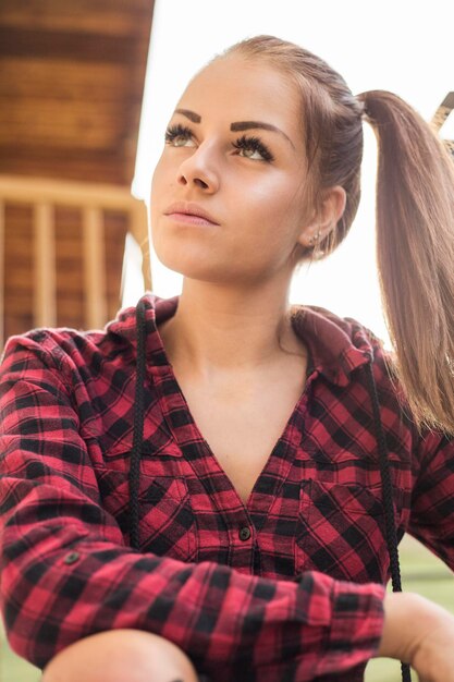 Foto ritratto di una giovane donna che guarda da un'altra parte