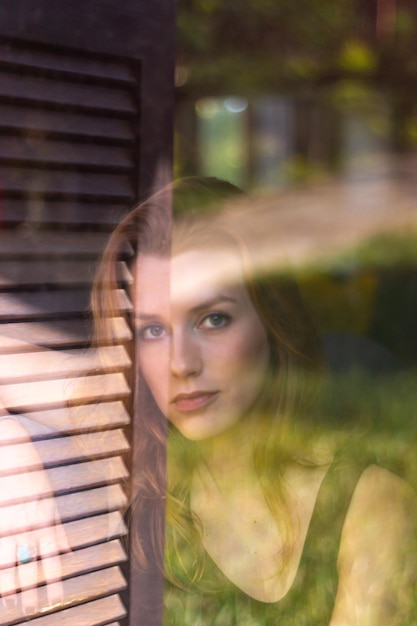 Foto ritratto di una giovane donna che guarda da un'altra parte