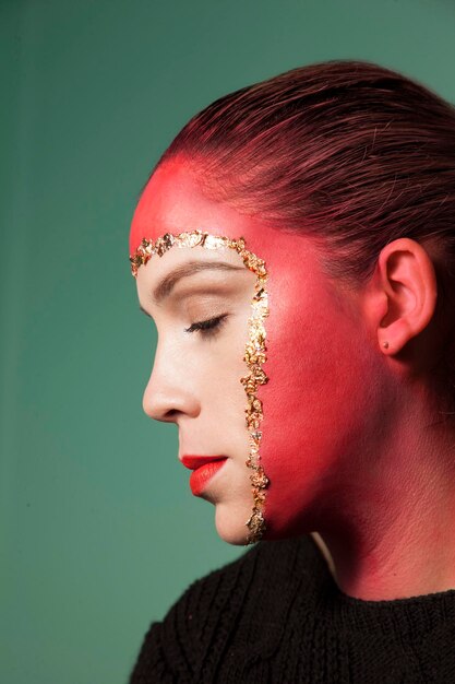 Photo portrait of young woman looking away