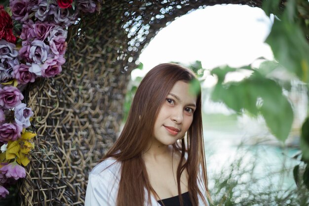 Photo portrait of young woman looking away