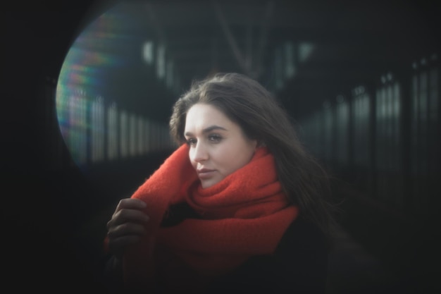 Photo portrait of young woman looking away