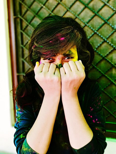 Photo portrait of young woman looking away