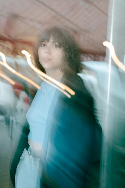 Photo portrait of young woman looking away