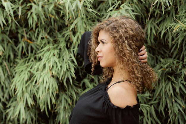 Photo portrait of a young woman looking away