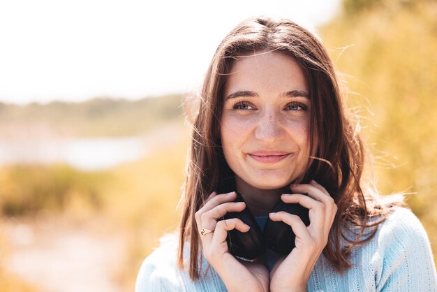 Foto ritratto di una giovane donna che guarda da un'altra parte