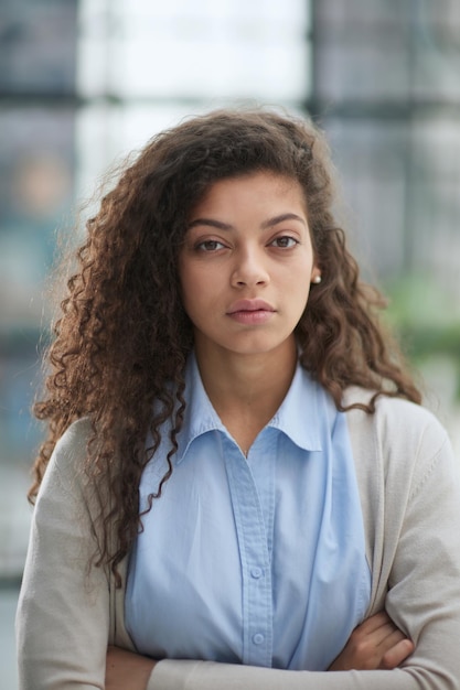 Photo portrait of young woman looking at camera with crossed arms