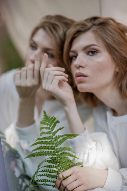 Photo portrait of young woman looking at camera