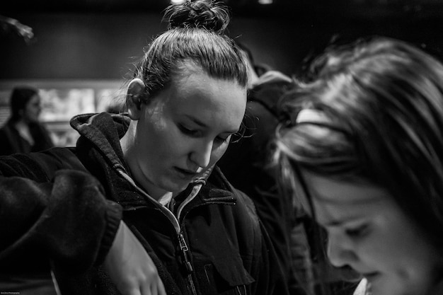 Foto ritratto di una giovane donna che guarda in basso