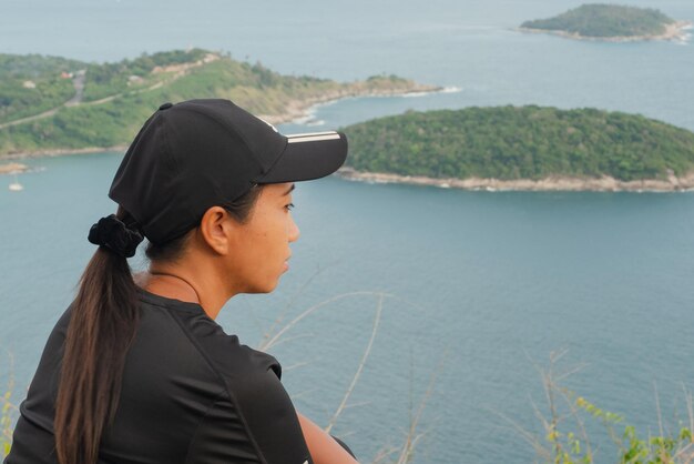 Photo portrait of young woman looking at sea