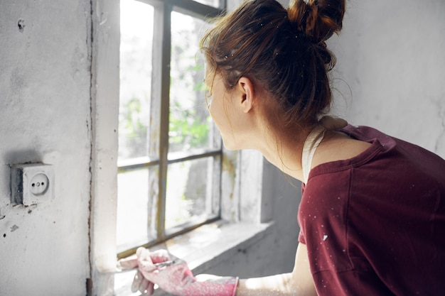 Foto ritratto di una giovane donna che guarda attraverso la finestra