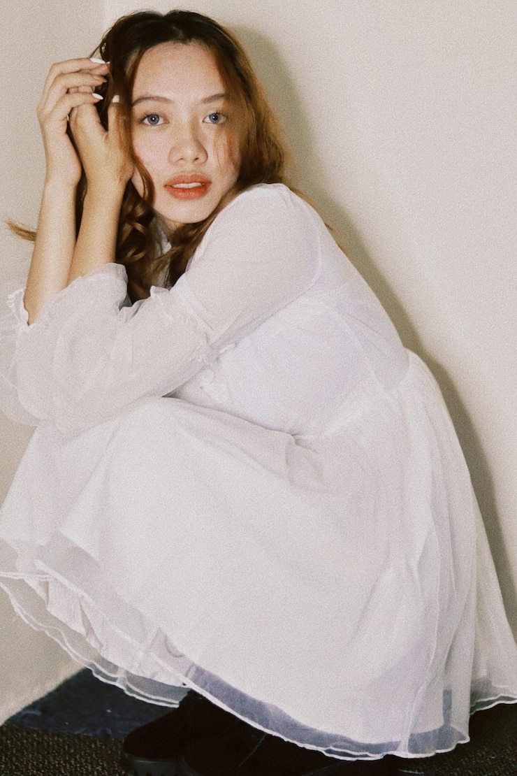 Photo 家でベッドに横たわっている若い女性の肖像画