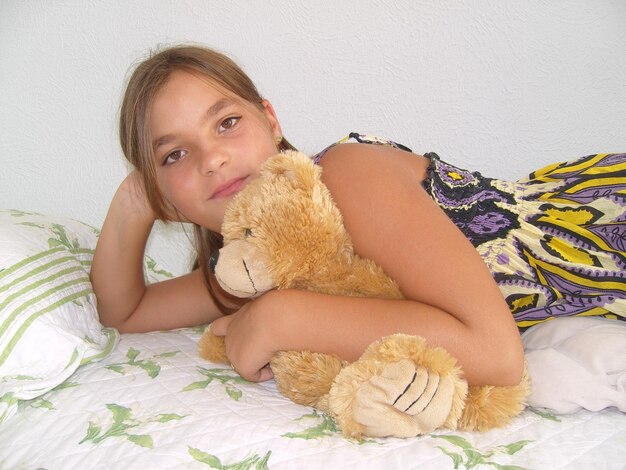 Photo portrait of young woman lying on bed