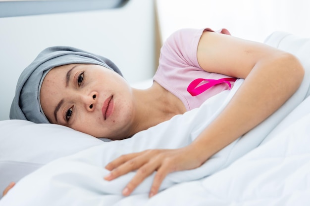 Photo portrait of young woman lying on bed