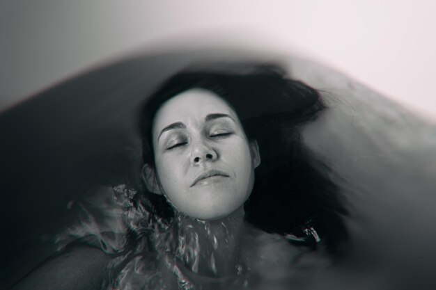 Photo portrait of young woman lying down