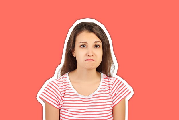 Photo portrait of young woman making face against orange background