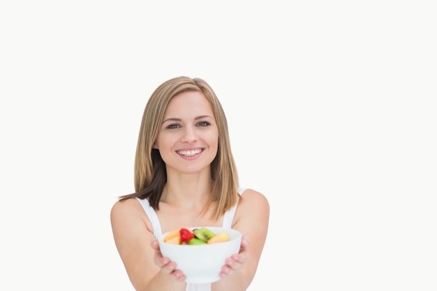 Photo portrait of young woman offering you bowl of fruits