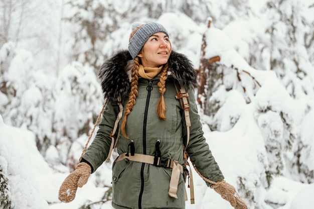 Фото Портрет молодой женщины в зимний день