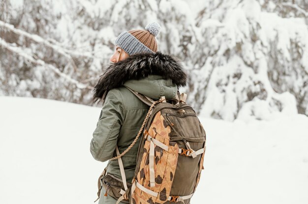 写真 冬の日の肖像画の若い女性