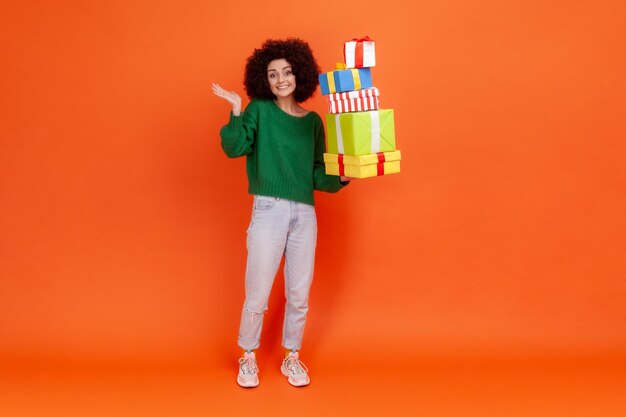 Photo portrait of young woman on orange background