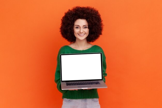 Photo portrait of young woman on orange background