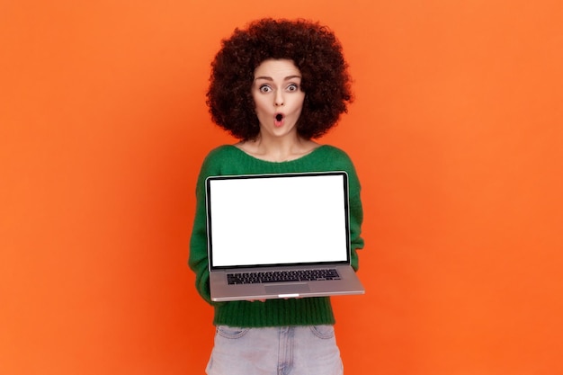 Photo portrait of young woman on orange background