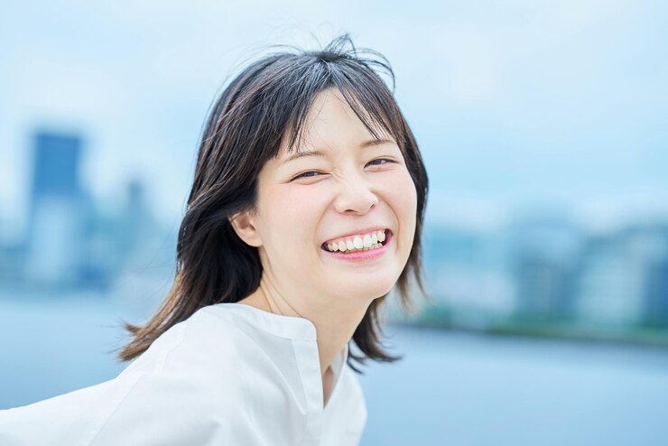 Photo 야외에서 젊은 여성의 초상화