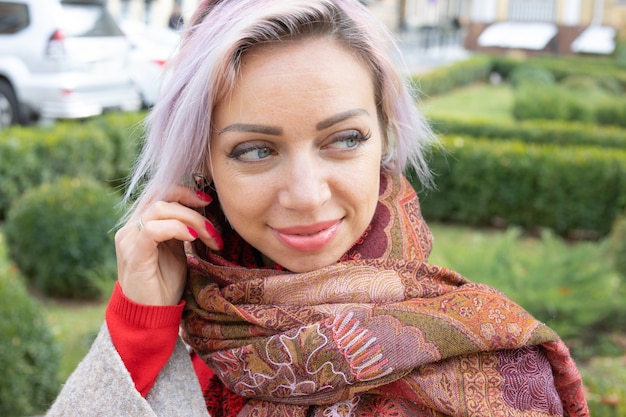 Photo portrait of a young woman on a park