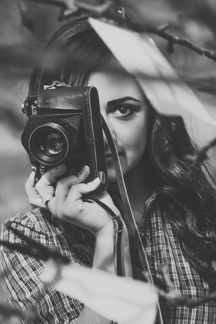 Фотография портрет молодой женщины, фотографирующей