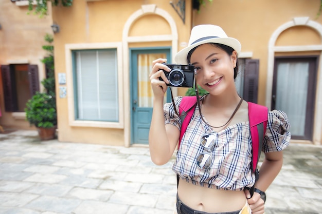 Foto ritratto di una giovane donna che fotografa