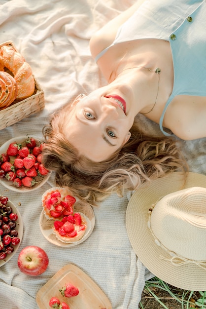 Foto ritratto di una giovane donna sul picnic