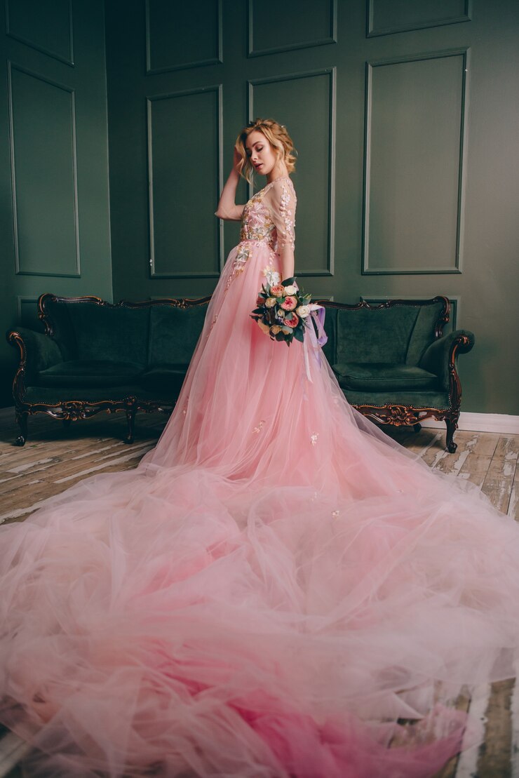 Photo ヴィンテージのインテリアの背景に花束を手に持っているピンクのドレスを着た若い女性の肖像画