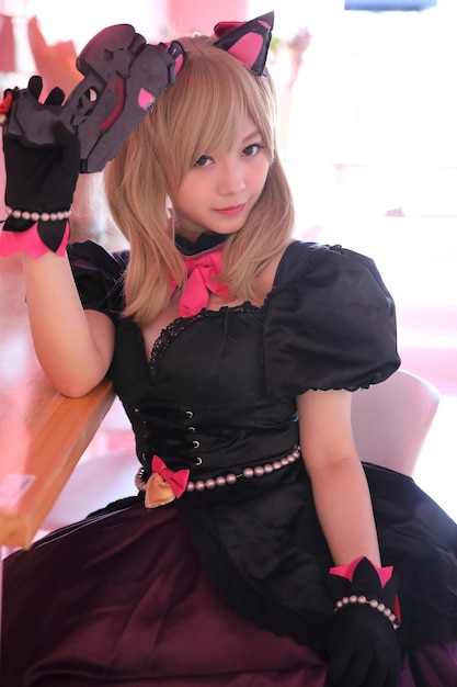 Photo portrait of young woman in pink dress