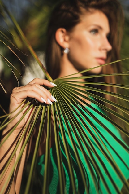 Foto ritratto di una giovane donna che suona la chitarra